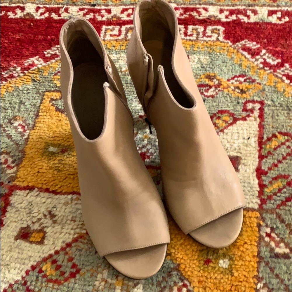 Vince 7.5 nude peep toe shoes